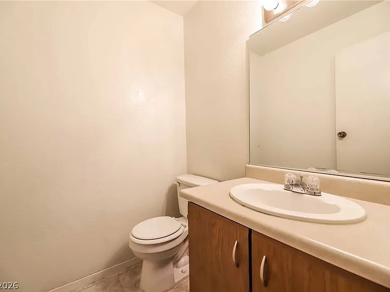 566 Kristin Ln — Photo 8