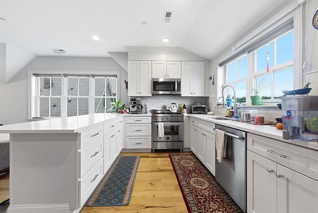 3 bed, 2.0 bath, 1376 sqft, $4,200 — Photo 3