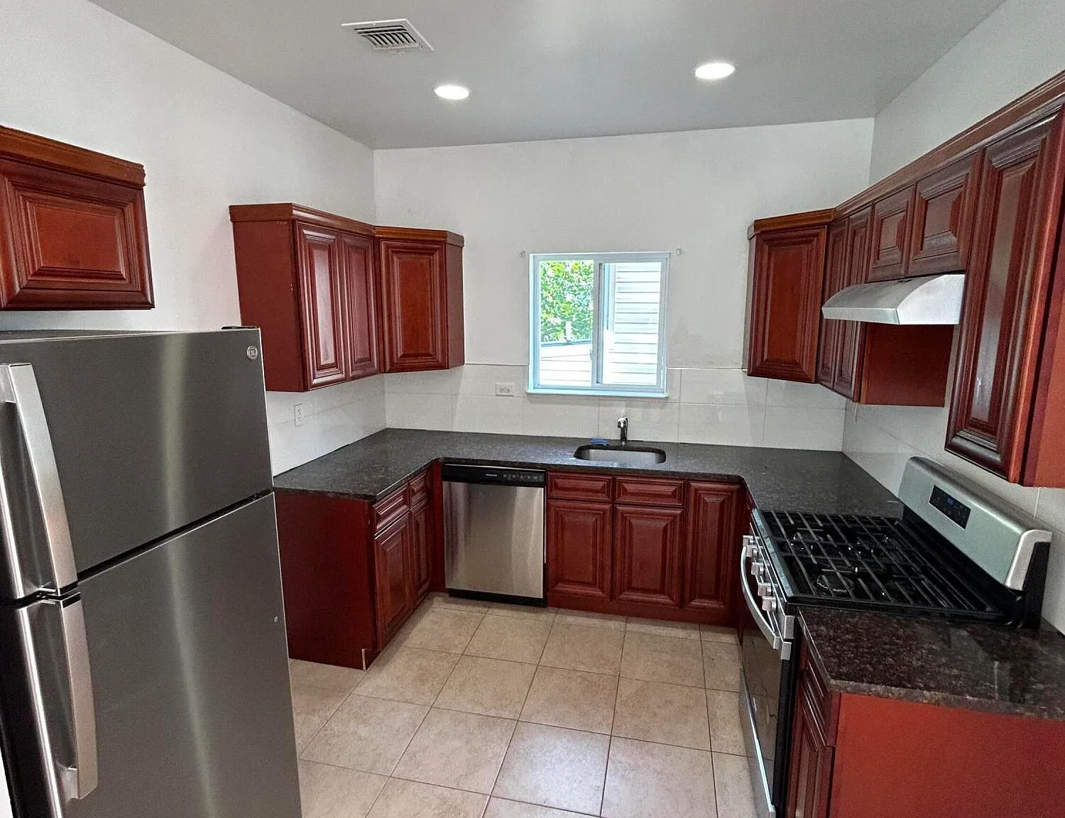 3 bed, 2.0 bath, 2200 sqft, $3,800 — Photo 3