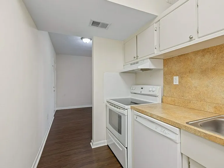 302 E Georgia St — Photo 22