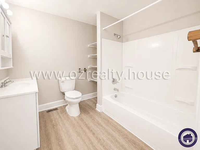 1031 N Michigan St — Photo 14