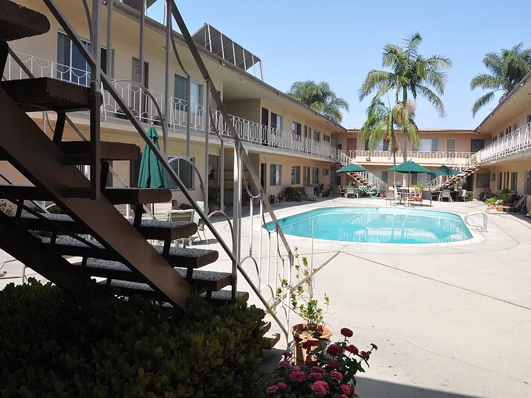 Royal Palms Apartments — Photo 24