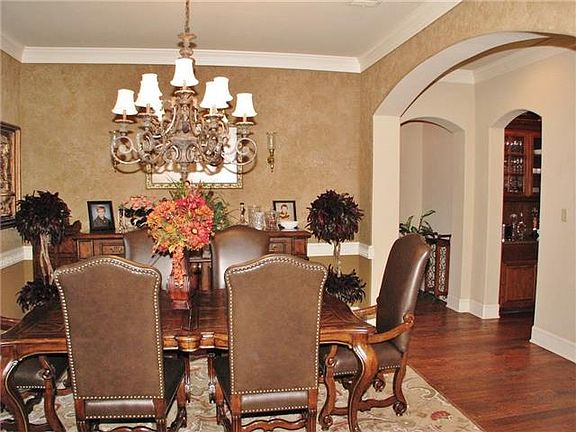 5th image of 1604 Chancellor Ln