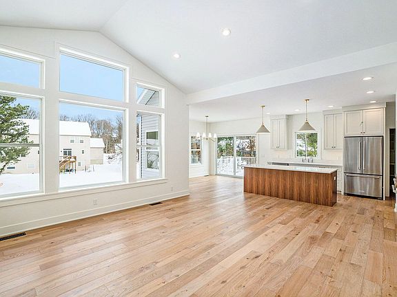 4th image of 14833 Pinehill Ct
