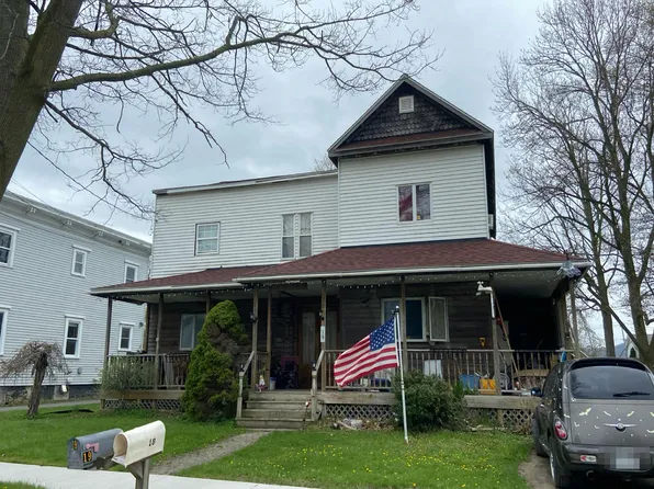 19 Railroad St, Tully, NY 13159