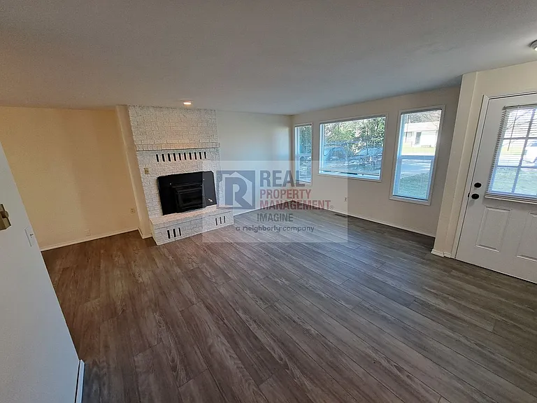 3605 Landau Ave NE — Photo 3