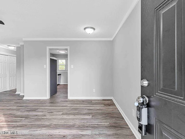 322 Starling St — Photo 3