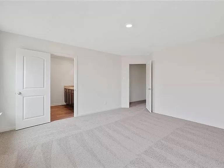 121 Fairfax Ln — Photo 4