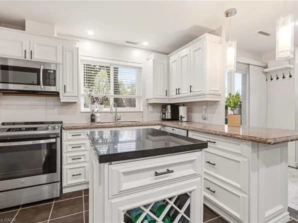 2001 Bonnymede Dr Unit 157, Mississauga, ON L5J 4H8