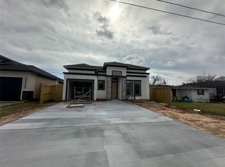 805 Lewis St, Clute, TX 77531