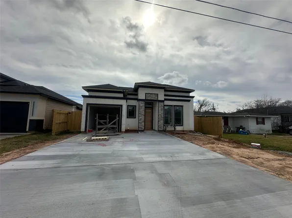 805 Lewis St, Clute, TX 77531