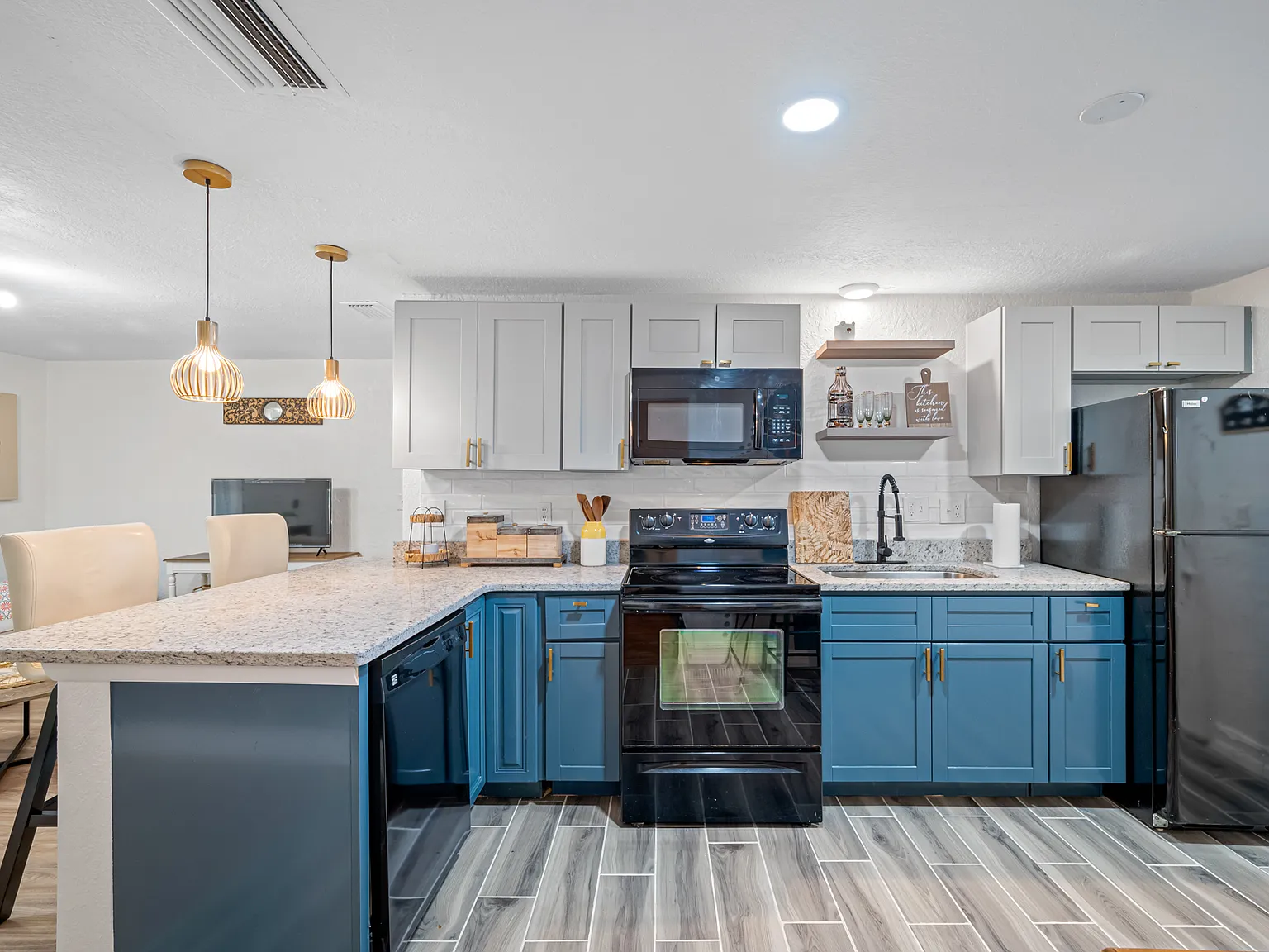 3 bed, 810 sqft, $2,200 — Photo 4