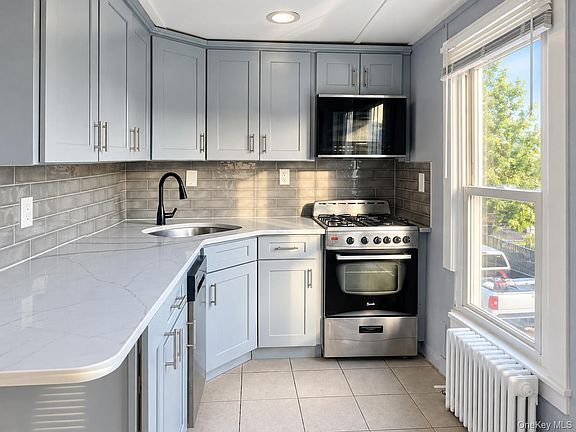 4th image of 21 Carleton Avenue