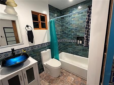 4th image of 23735 Tiara St