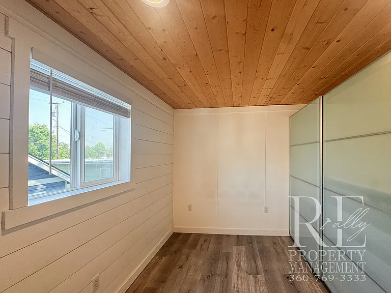 109 1/2 S Wycoff Ave — Photo 9
