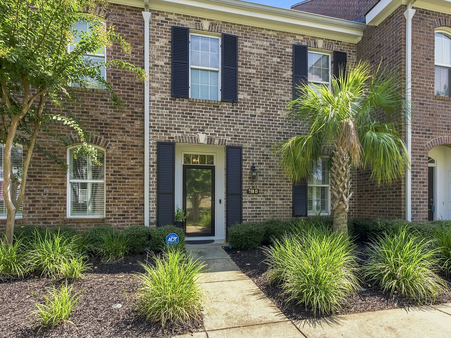 3 bed, 1350 sqft, $2,400 — Photo 1