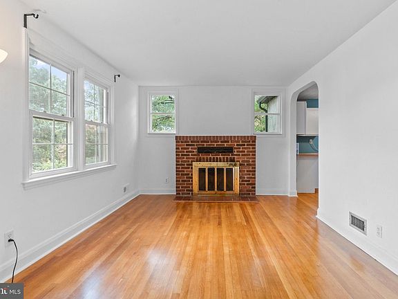 4th image of 6504 Crestwood Rd