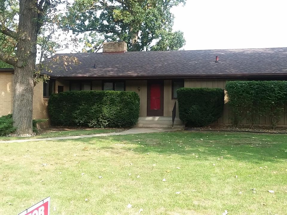Very well maintained home... 2 large bedrooms and remodeled bathroom. Fireplace and screened in patio.