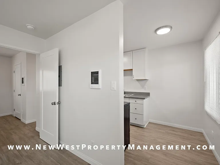 559 22nd St #1/2 — Photo 14