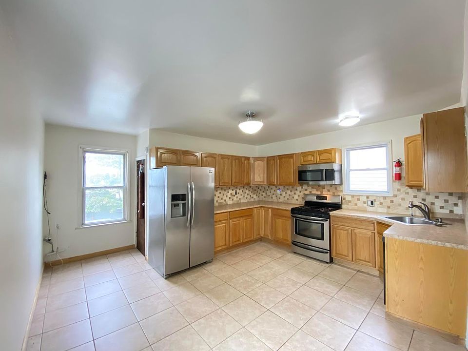 1st image of 14 Grace St Floor 2