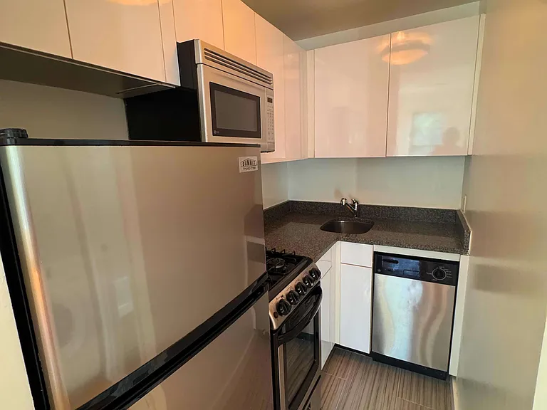 135 W 75th St #5R — Photo 3