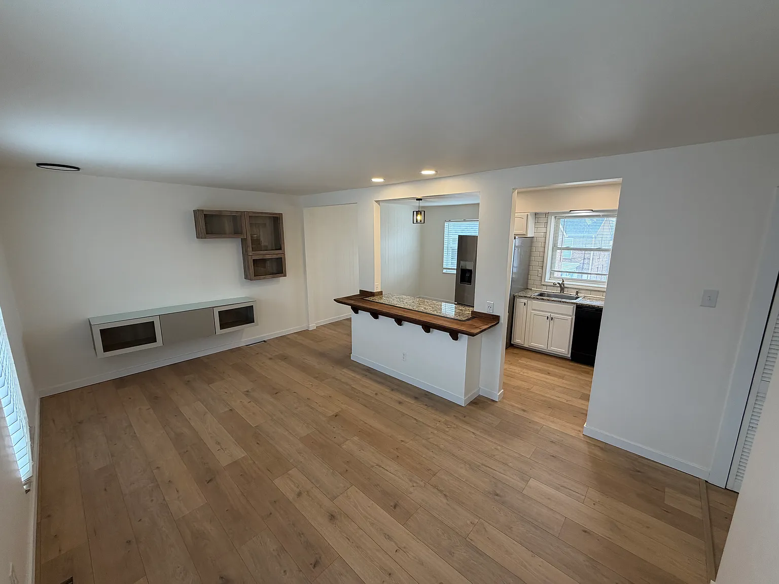 2 bed, 964 sqft, $1,300 — Photo 3
