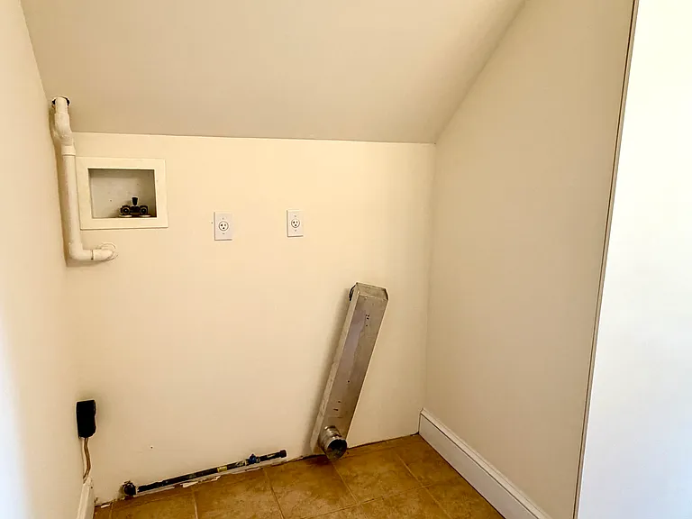 48 Newcomb St #48 — Photo 23