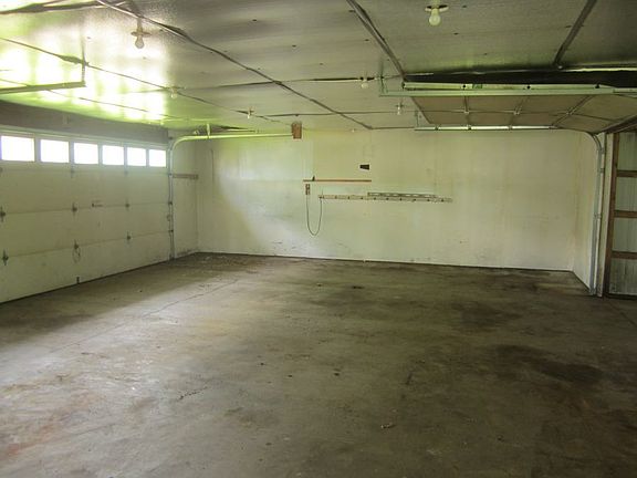 4th image of 105 Lexington St