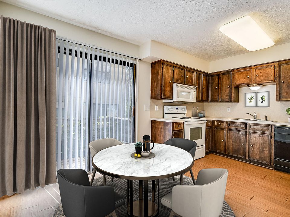 Townhome G - Dining Room