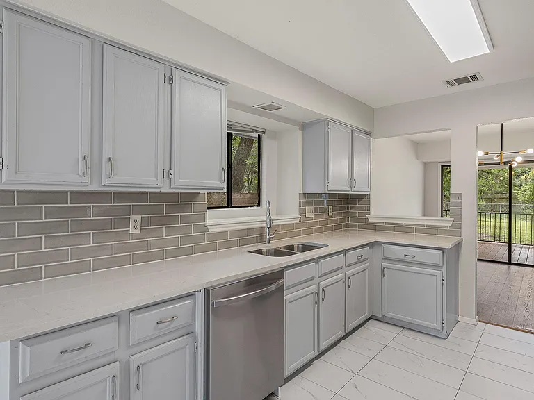 8905 Bridgewood Trl — Photo 12