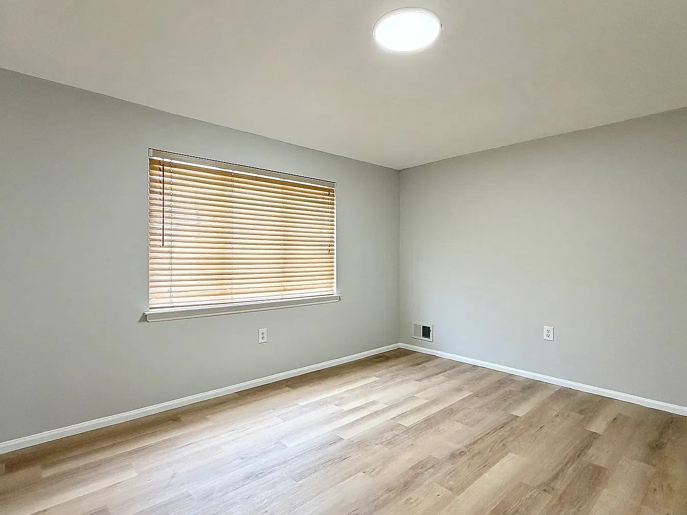 3 bed, 1.5 bath, 1200 sqft, $3,300 — Photo 4
