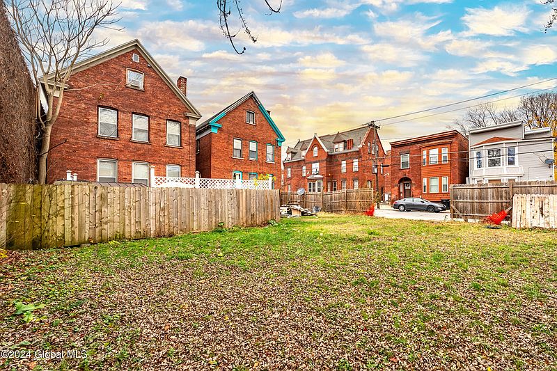 5th image of 3284 6th Avenue