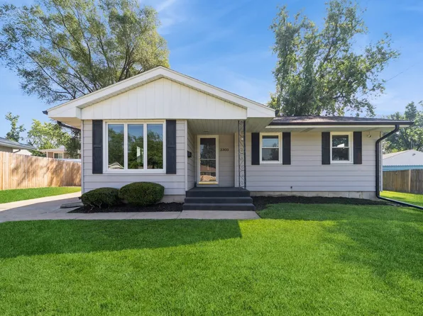3303 Ashwood Dr, Urbandale, IA 50322