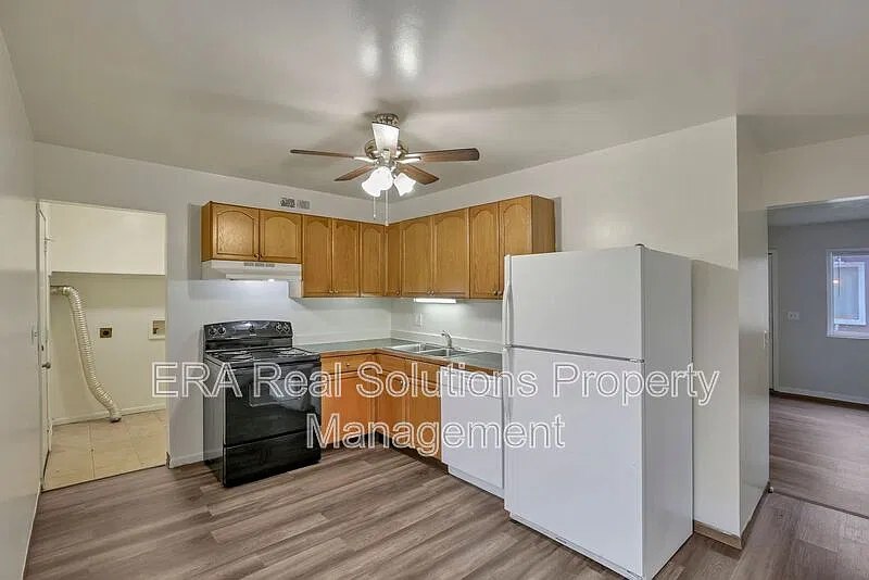 3 bed, 1.0 bath, 884 sqft, $995 — Photo 2