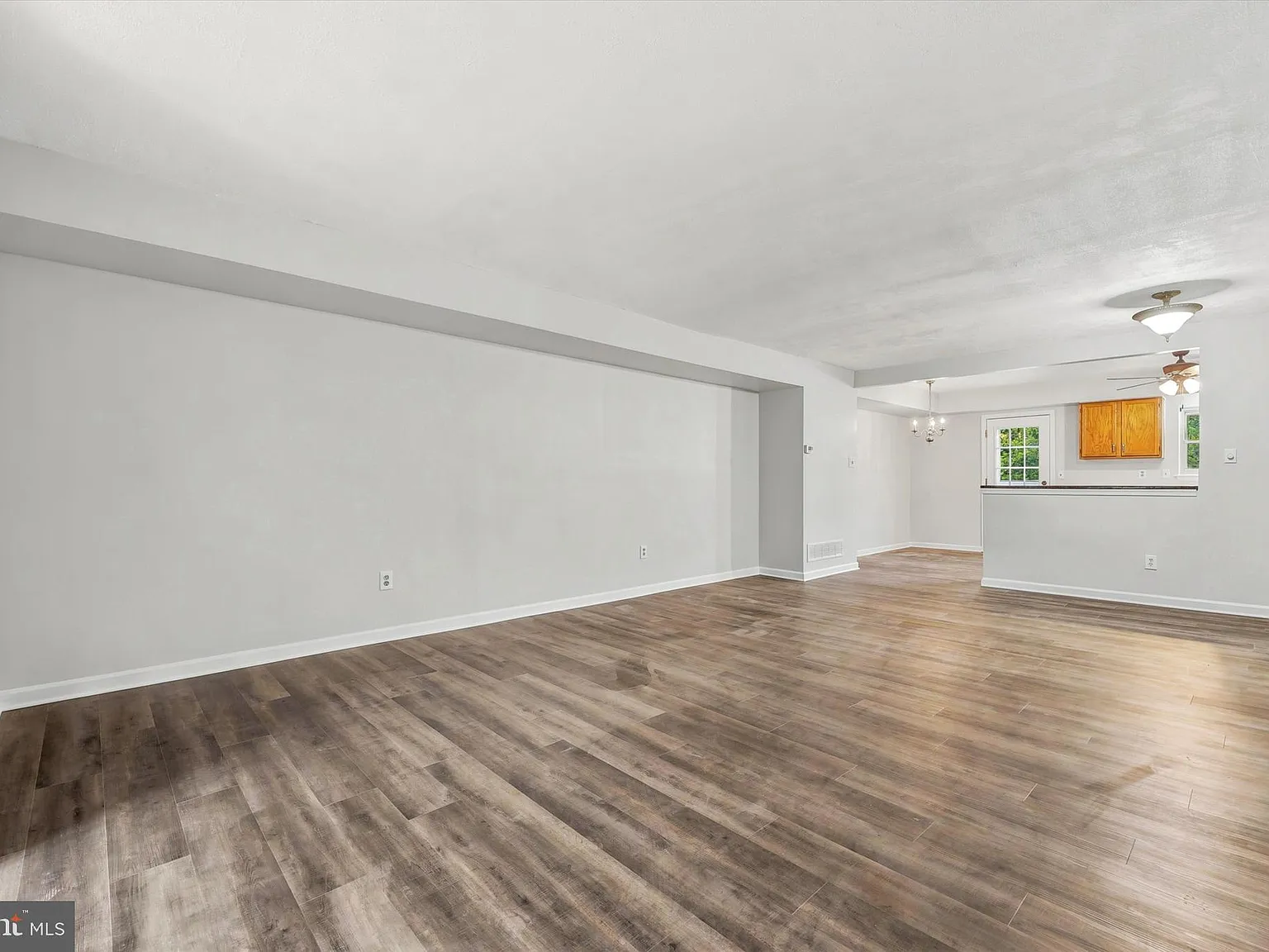 3 bed, 2.0 bath, 1300 sqft, $2,500 — Photo 2