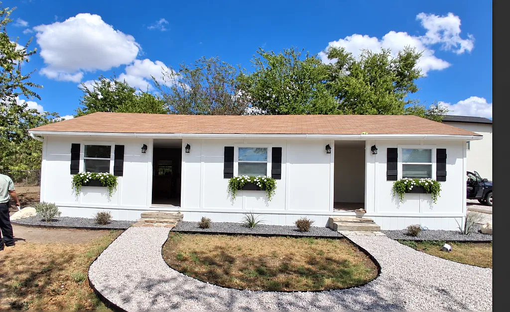 3 bed, 800 sqft, $1,195 — Photo 1