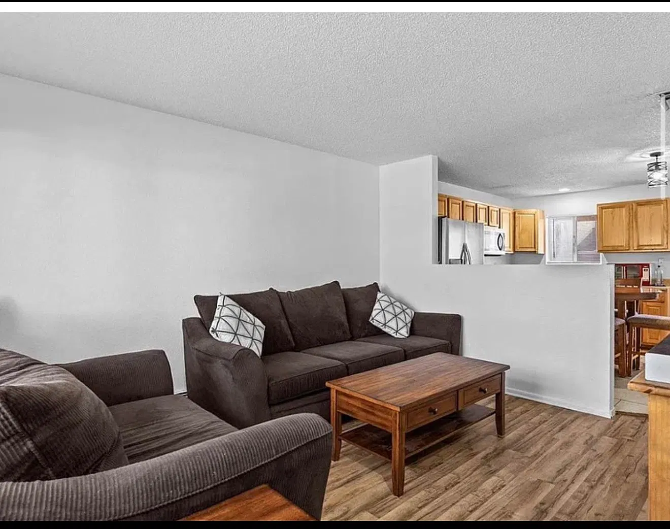 2 bed, 864 sqft, $1,700 — Photo 2