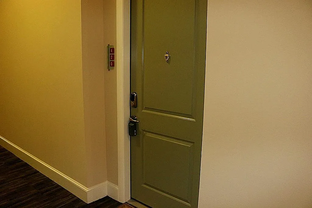 2 bed, 2.0 bath, 1311 sqft, $2,200 — Photo 3