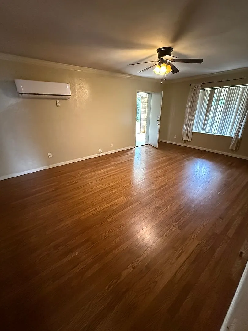 Move In Special Of $500 Off 1st Full Months Rent Welcome To This Charming Tudor-Styled Home In Th... — Photo 2