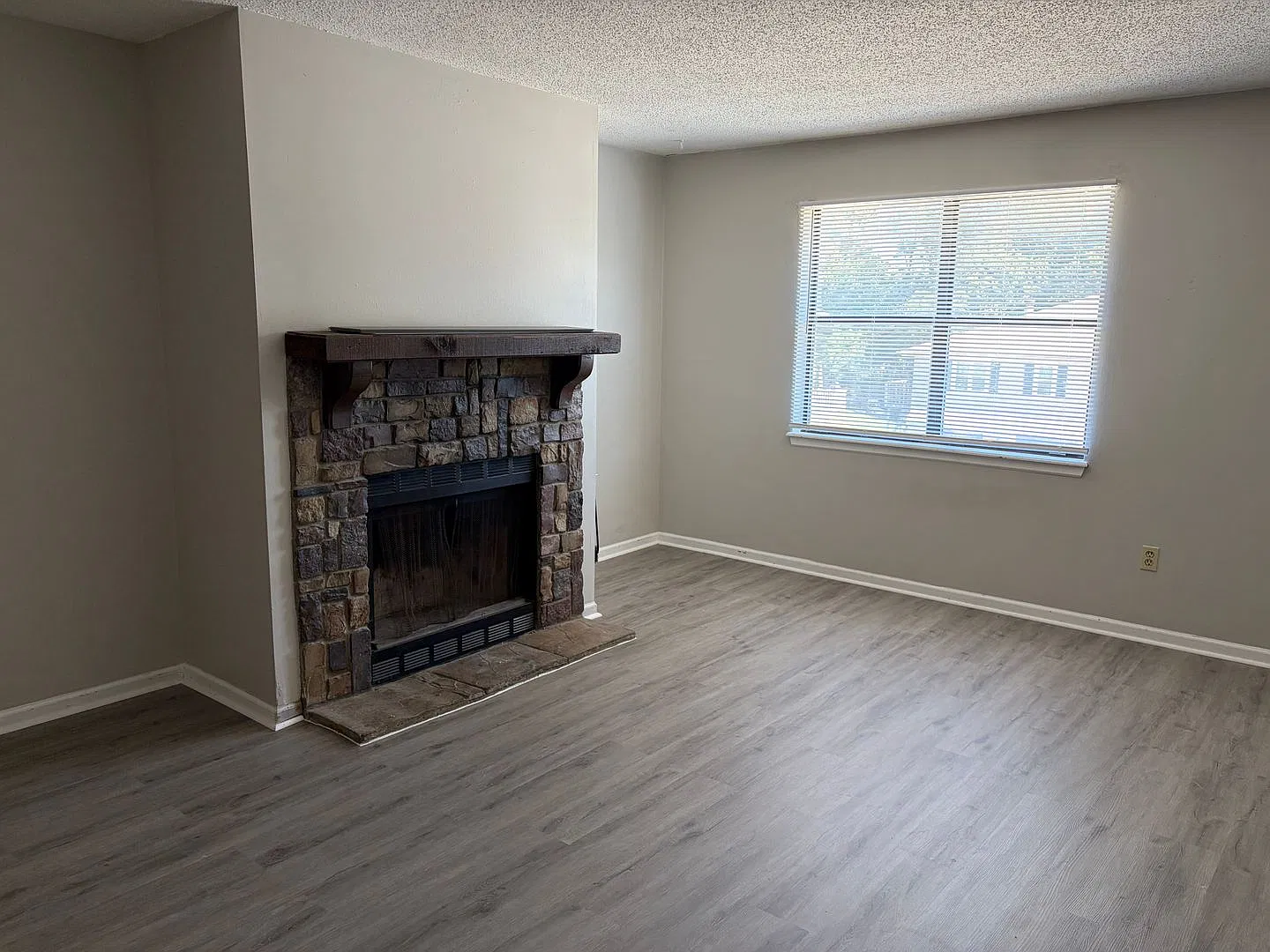 8302neverton — Photo 1