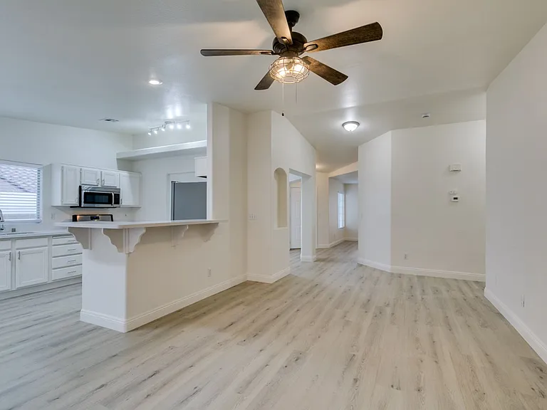 437 Palegold St — Photo 23