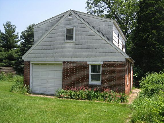 Garage w/1 BR apt upstairs