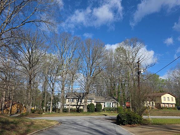 4th image of 979 Lost Creek Cir