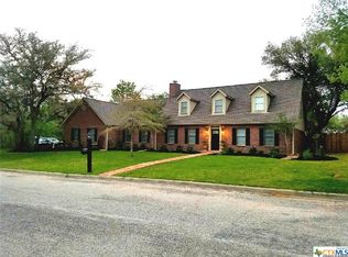 101 Raska Dr, Yoakum, TX 77995