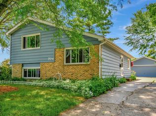 704 NW Holcomb Dr, Mundelein, IL