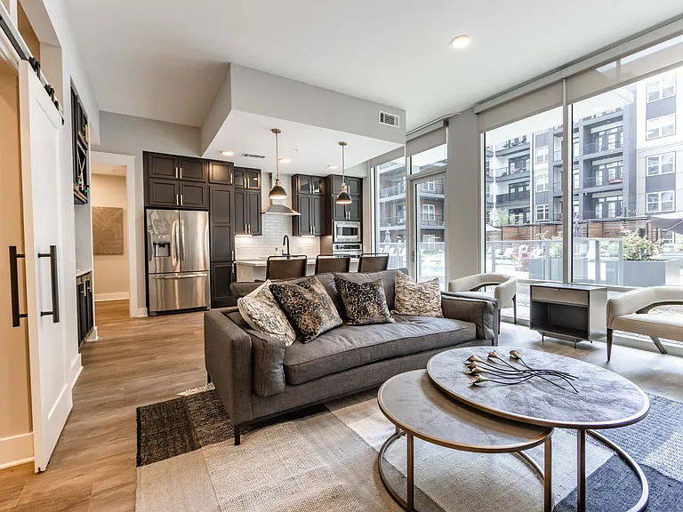500 West Trade — Photo 10