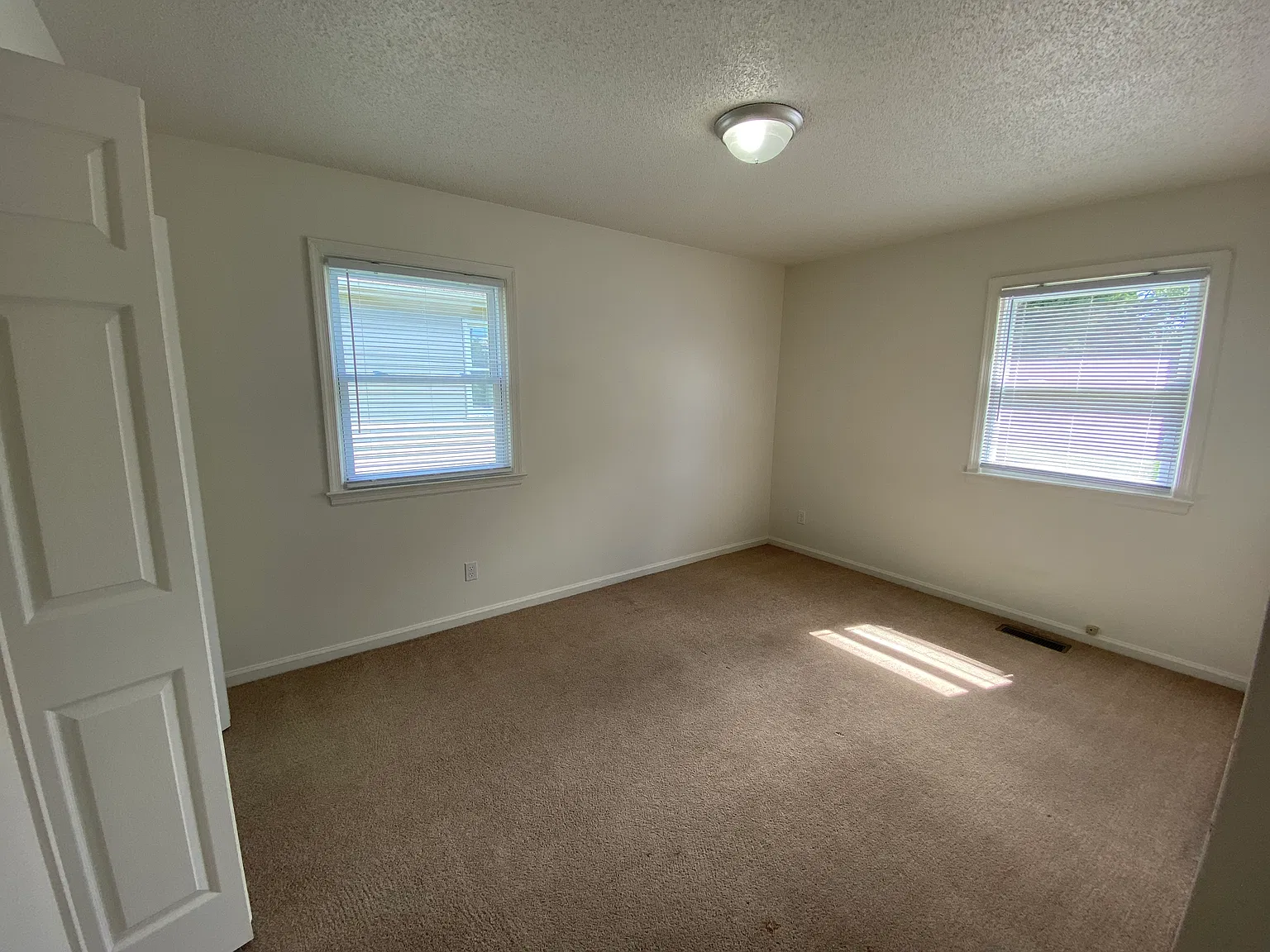 3 bed, 1050 sqft, $1,650 — Photo 3