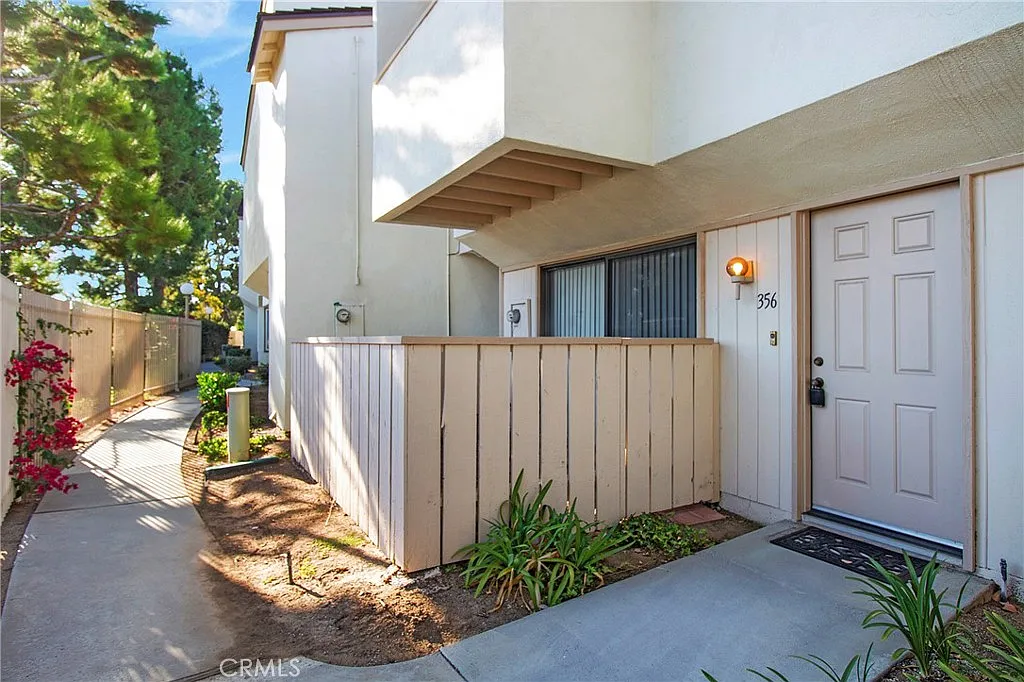 3 bed, 2.5 bath, 1447 sqft, $3,900 — Photo 1
