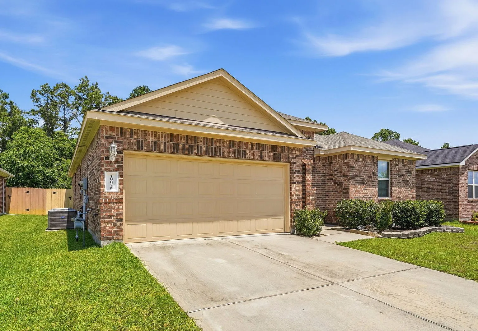 4 bed, 2.0 bath, 2084 sqft, $1,875 — Photo 3