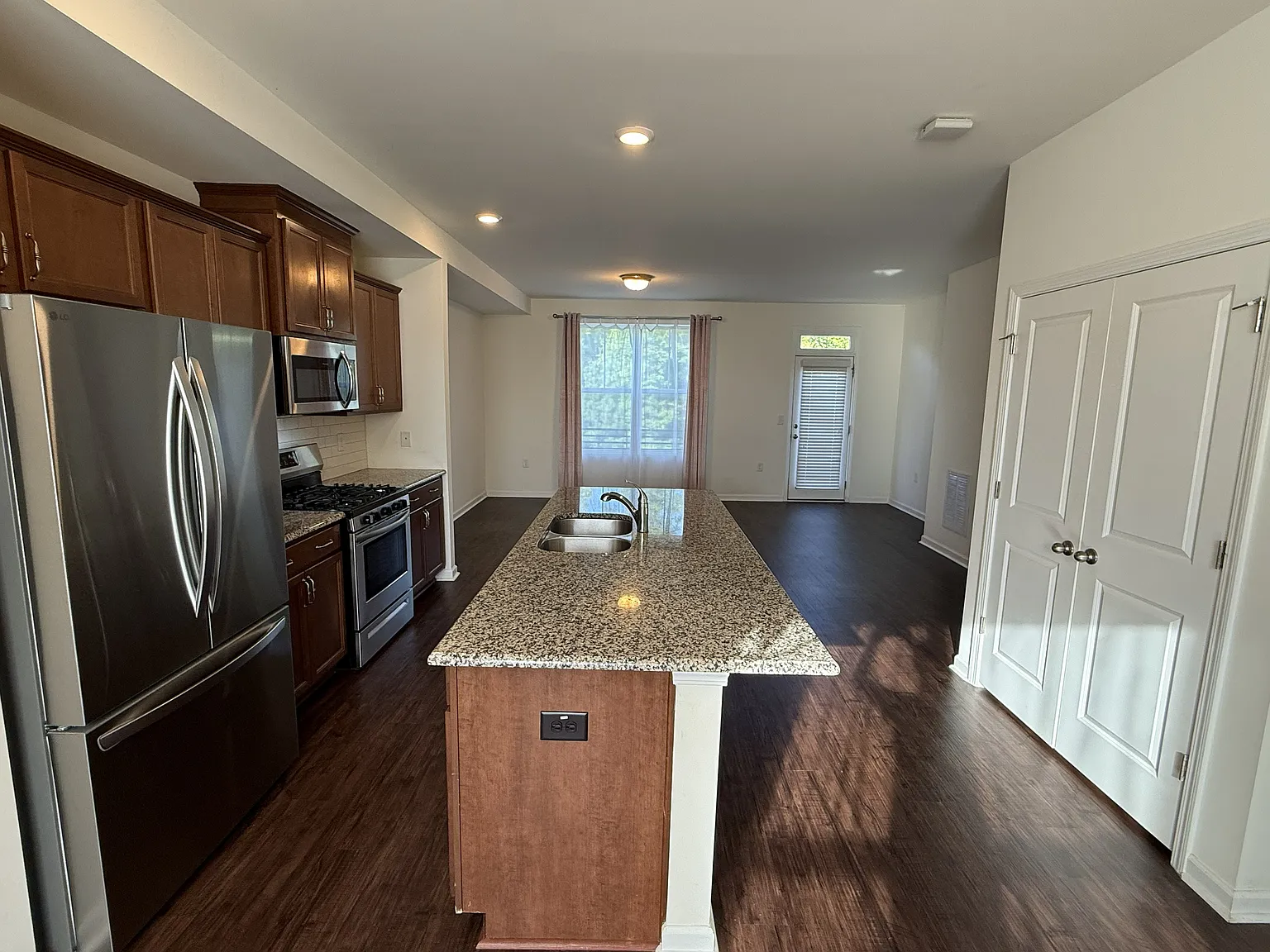 3 bed, 3.5 bath, 1856 sqft, $2,100 — Photo 4
